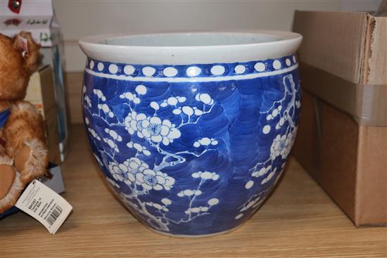 A 19th century Chinese blue and white jardiniere height 23cm